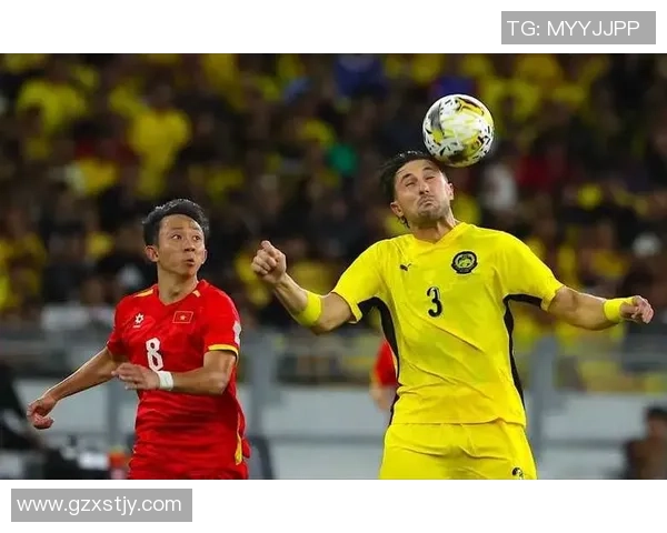 越南足球明星化身搞笑角色拍摄伪装视频引发网友热议